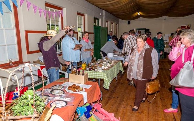 Die tafel met bokmelkprodukte en handwerk. (Foto: Riaan Jacobs)  